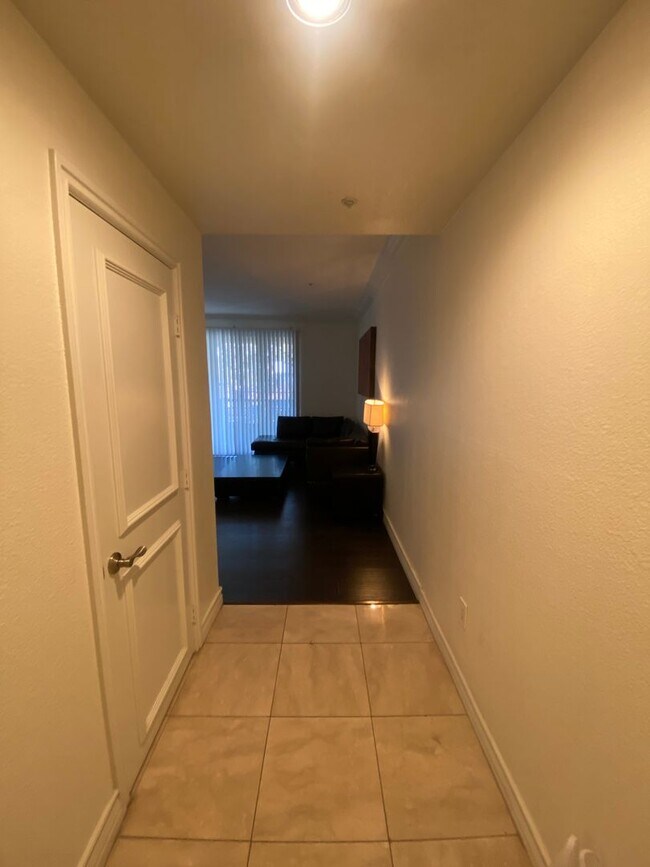 Building Photo - Charming Fully Furnished 1 Bedroom Condo: ...