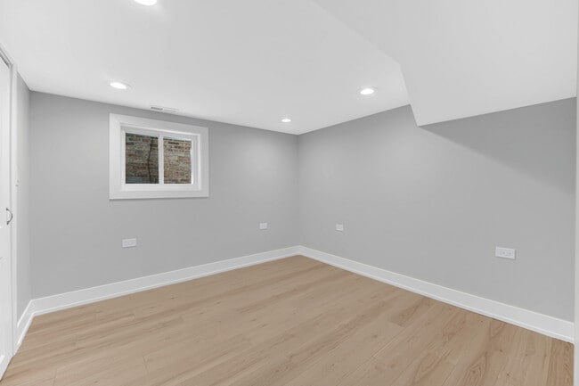 Building Photo - 4721 W Warwick Ave