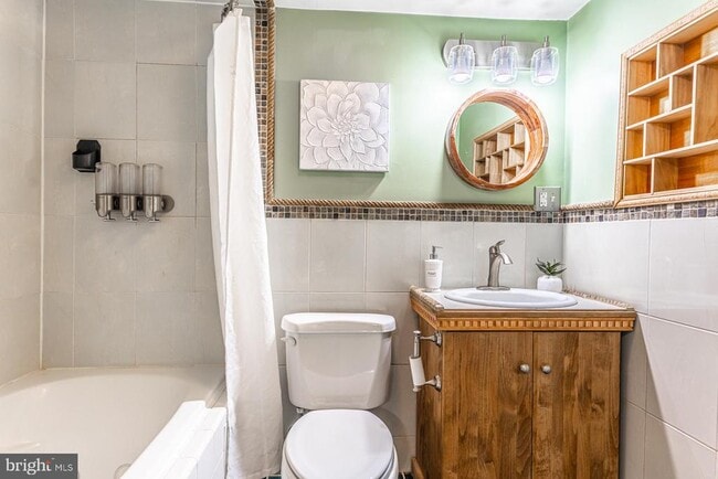 Building Photo - 2122 Arlington Terrace