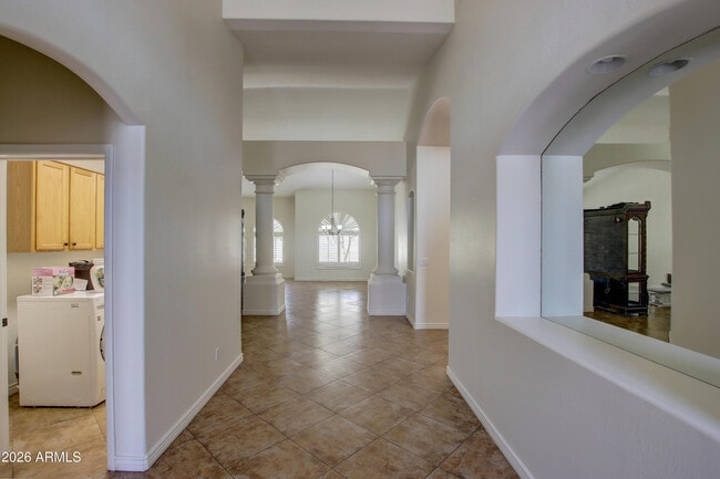 Building Photo - 1918 E Marilyn Rd