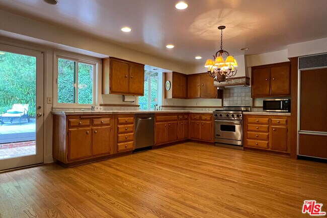 Building Photo - 2325 Banyan Dr
