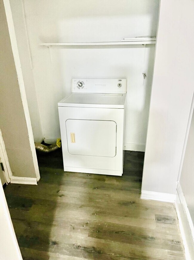 Building Photo - 4  Bedroom Home Ready Now