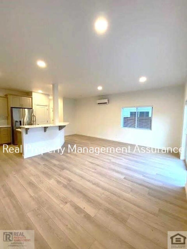 Building Photo - Modern 3 Bedroom Duplex With Garage!!