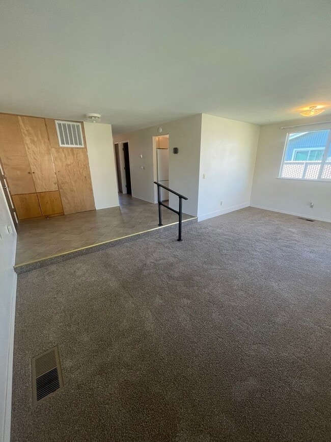 Building Photo - Charming 2 Bedroom Duplex With Fenced Yard...