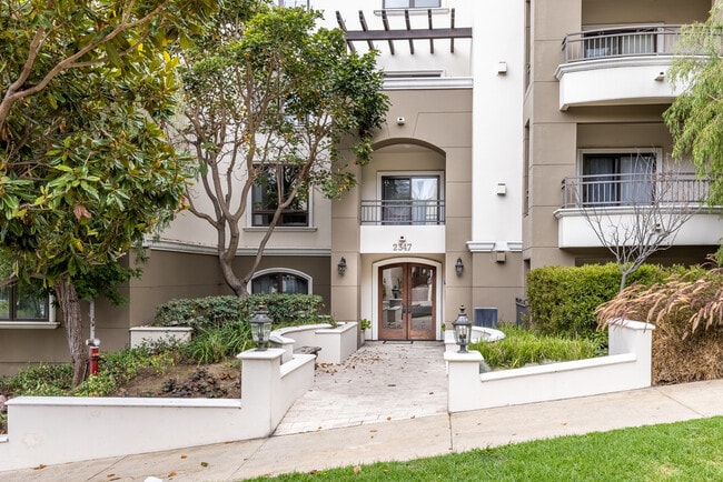 Building Photo - 2347 Fox Hills Dr