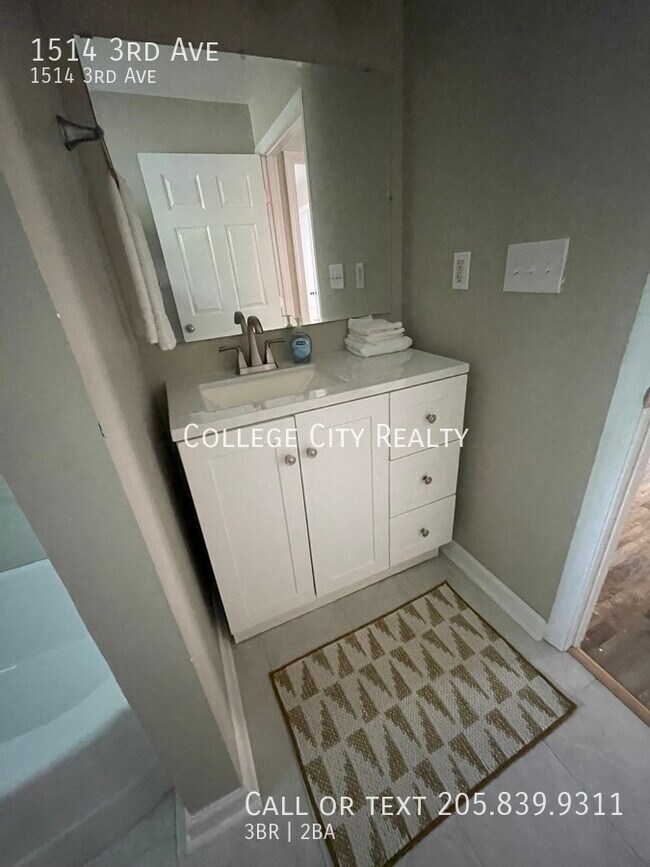 Building Photo - 1514 3rd Ave