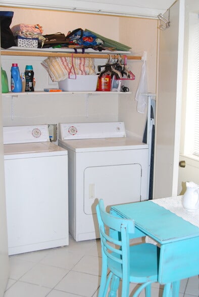washer dryer included - 724 S Welch St