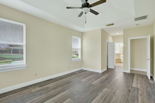 Building Photo - Large and Clean home on a corner lot. 3 Be...