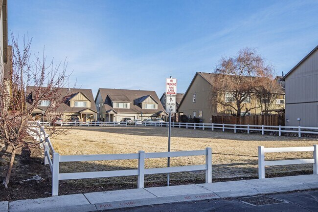 Building Photo - 3/2.5 Townhome in Redmond