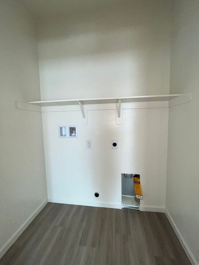 Building Photo - 4214