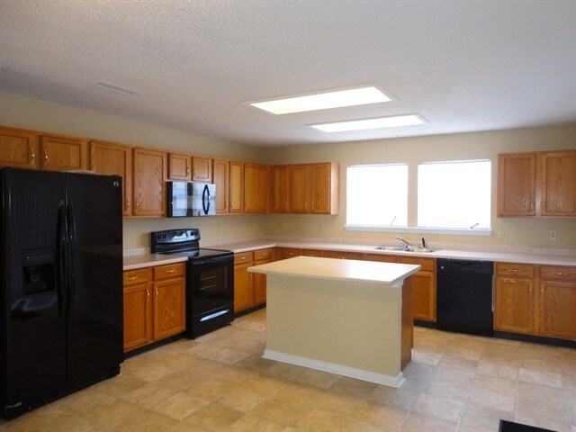 Building Photo - 2324 Shadowbrook Dr