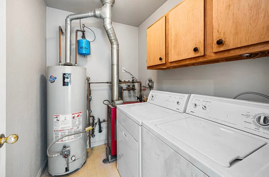 Building Photo - 712 Glen Ct