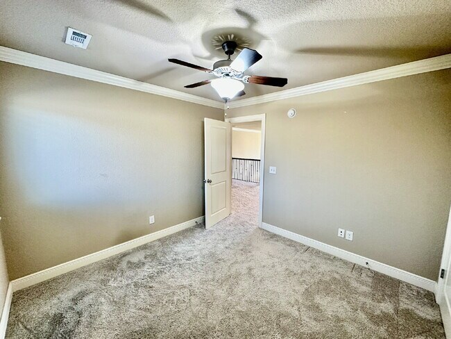 Building Photo - 6613 W Valley View Rd