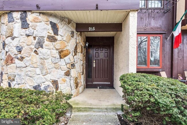Building Photo - 215 Keats Dr