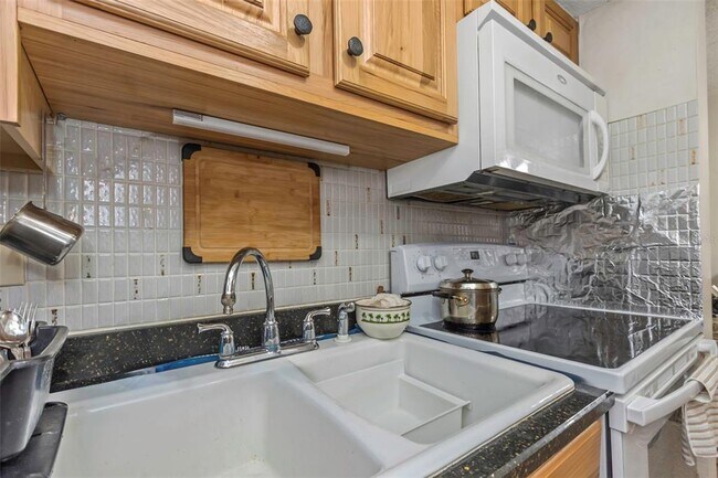 Building Photo - 4742 Azalea Dr