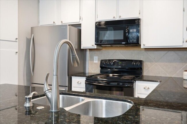 Building Photo - 1748 Ohlen Rd