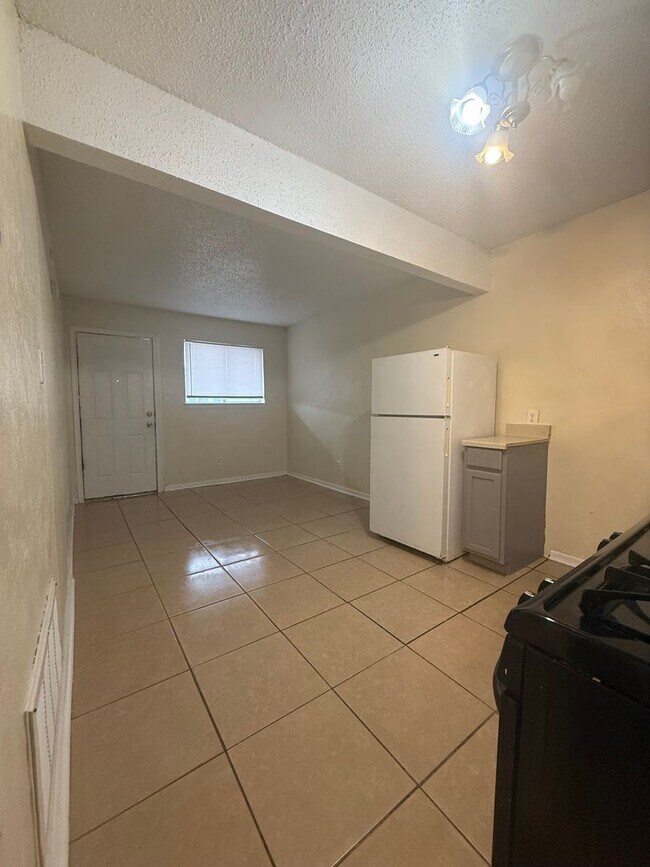 Building Photo - 1601 E Central Texas Expy