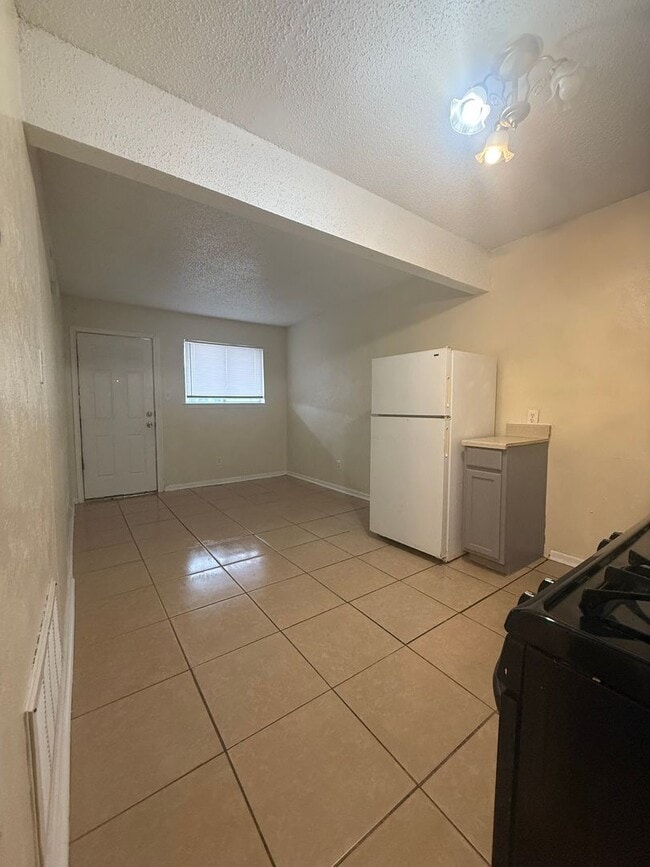 Building Photo - Cozy Studio Unit With ALL Utilities INCLUDED