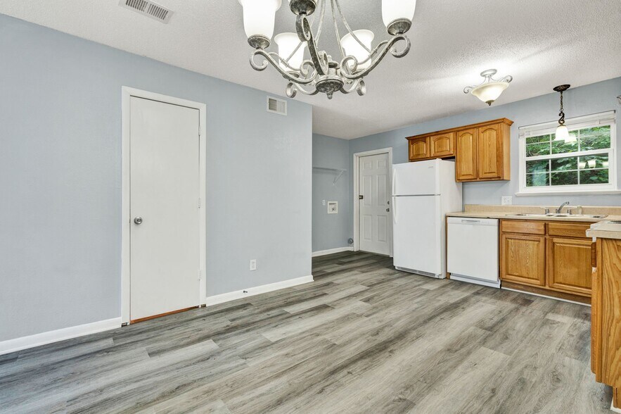 Building Photo - 1312 Ely Rd