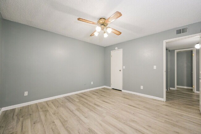 Building Photo - 940 S Walden Way