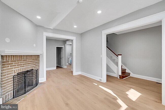 Building Photo - 727 Otis Pl NW