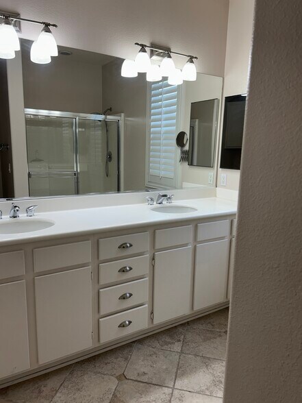 Building Photo - 8008 Hazeltine Ln