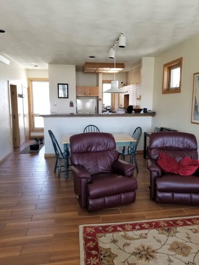 Building Photo - Summer Seasonal Rental- Retreat 433