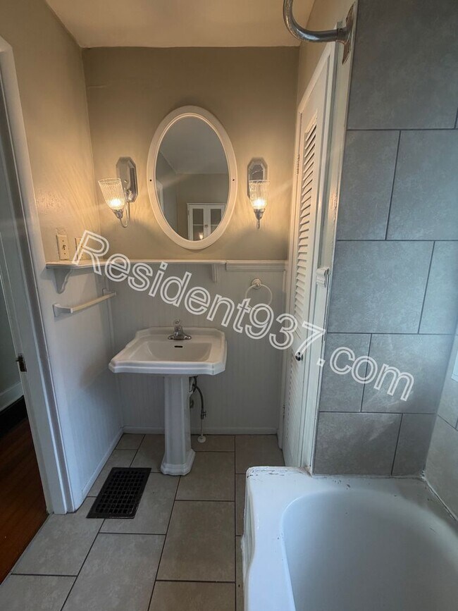 Building Photo - 2 Bed 1 Bath