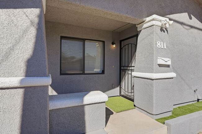 Building Photo - 811 E Caddie St