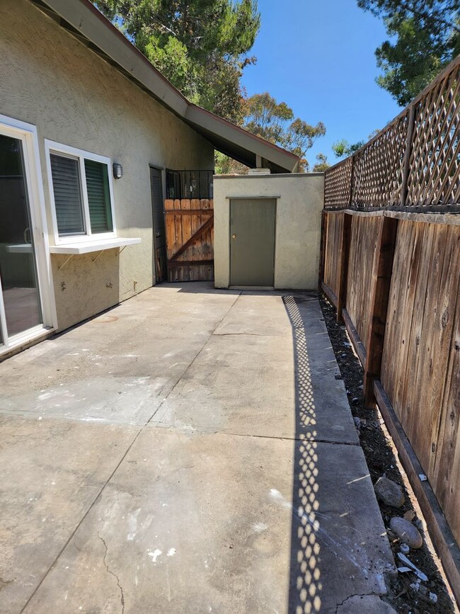 Building Photo - Tierrasanta 3 bed 2 ba Townhouse with Canyon View