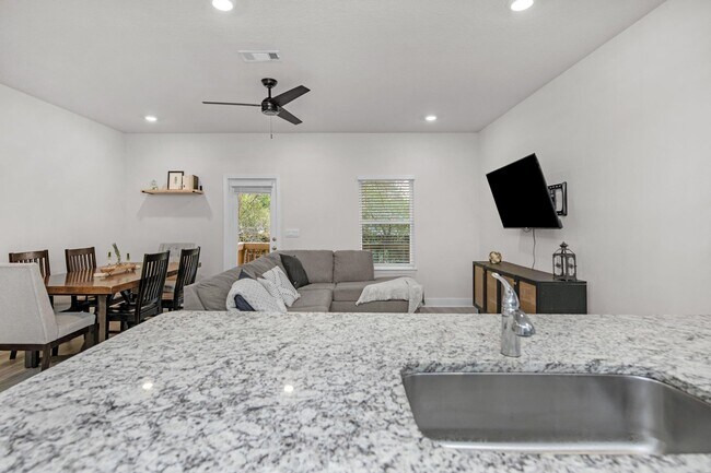 Building Photo - 1026 McLaren Cir