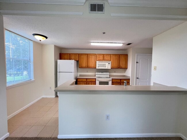 Building Photo - Perfect apartment waiting for you!