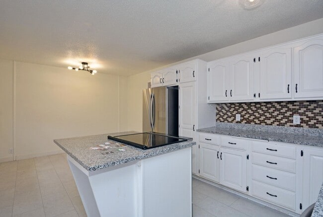 Building Photo - Spacious 4-Bed 1.5 Bath Home Available Now in Bloomington!