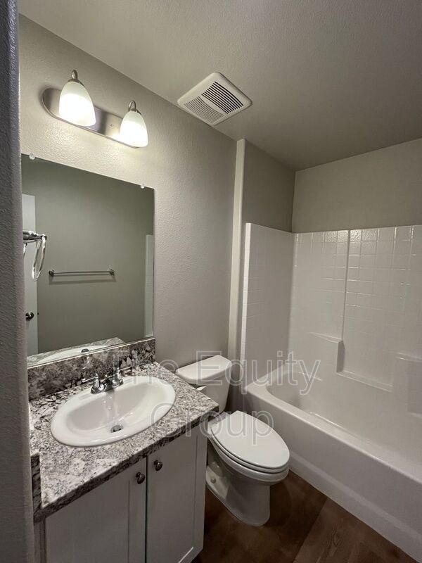 Building Photo - 418 S Summit St