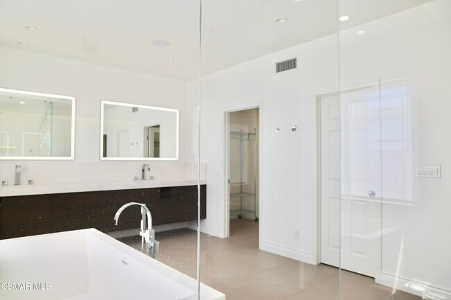 Building Photo - 6072 Mandeville Pl