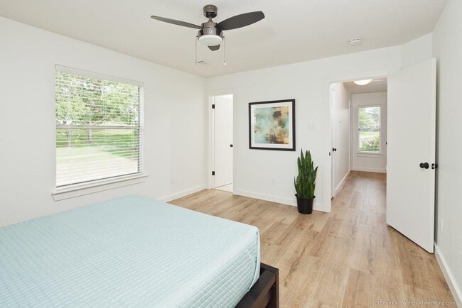 Building Photo - 1601 E 10th St