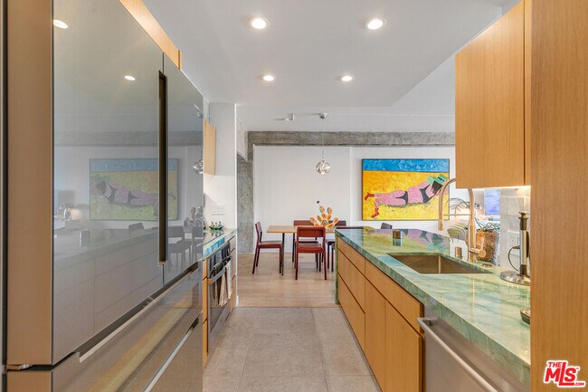 Building Photo - 7135 Hollywood Blvd