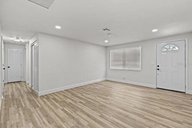 Building Photo - 7480 Hobson St NE