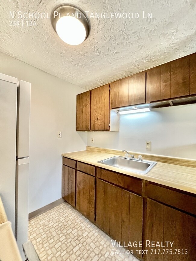 Building Photo - Top Floor! Roomy 2-Bed with A/C & Off-Stre...