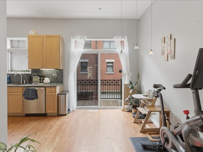 Building Photo - 842 W 15th Pl