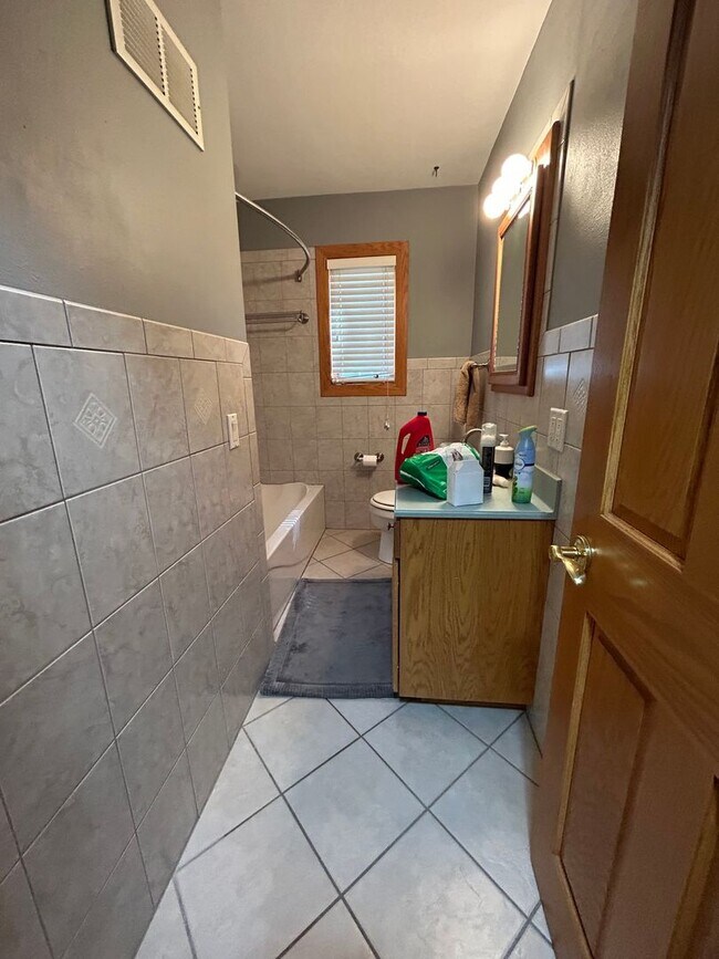 Building Photo - 5 Bedroom 3 Bathroom House in Weigent Hogan!