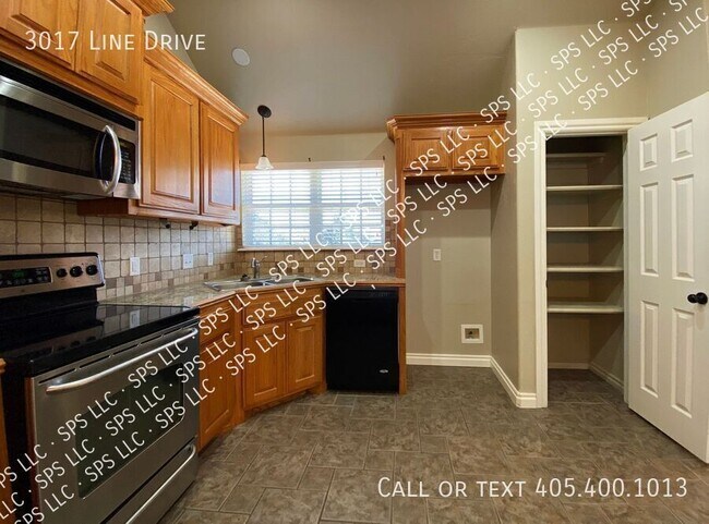 Building Photo - 3017 Line Dr