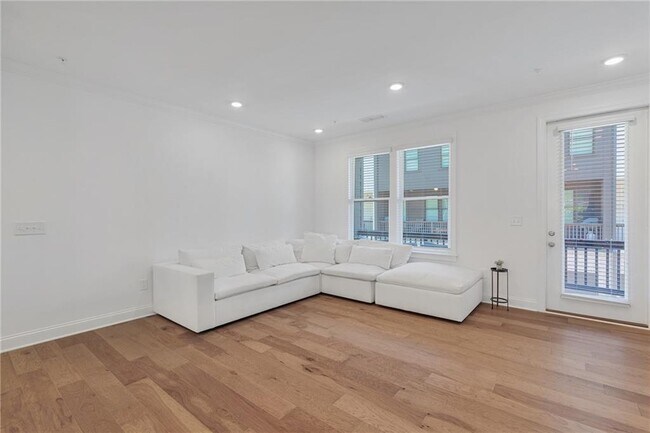 Building Photo - 6543 Beacon Dr