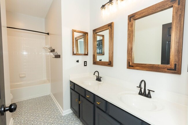 Building Photo - 4 bed, 2.5 bath Single Family Home in Char...
