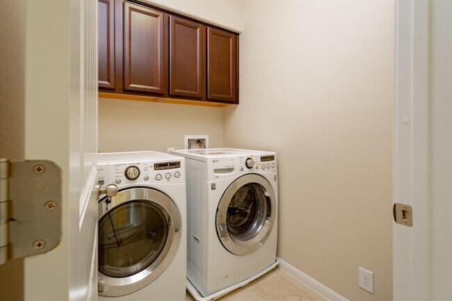 Building Photo - 13400 Briarwick Dr