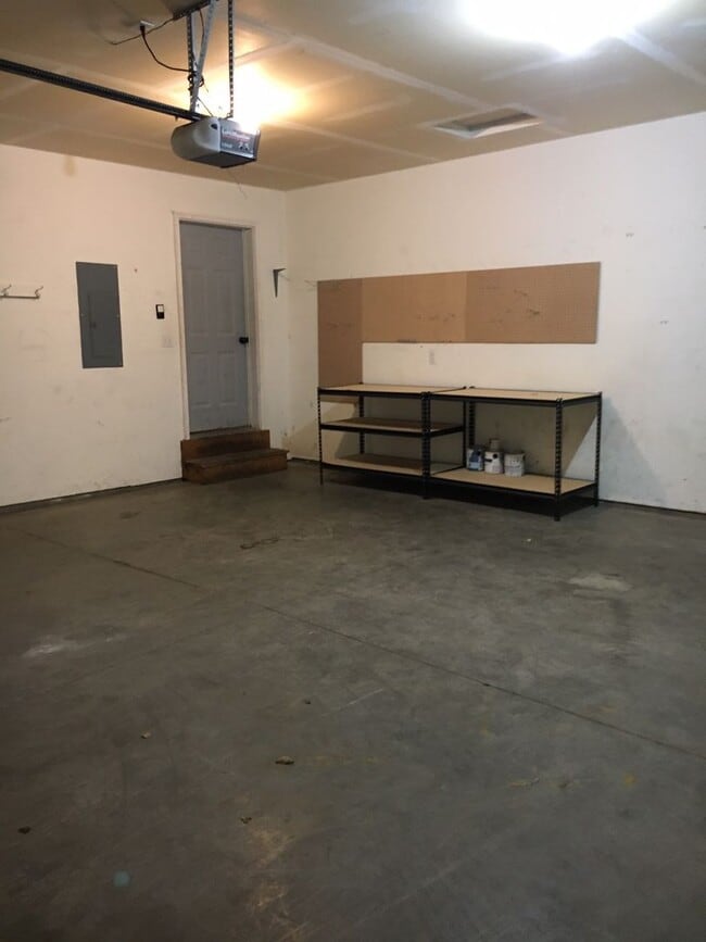 Building Photo - 4 Bedroom 2 Bathroom House - Close to MSU Campus