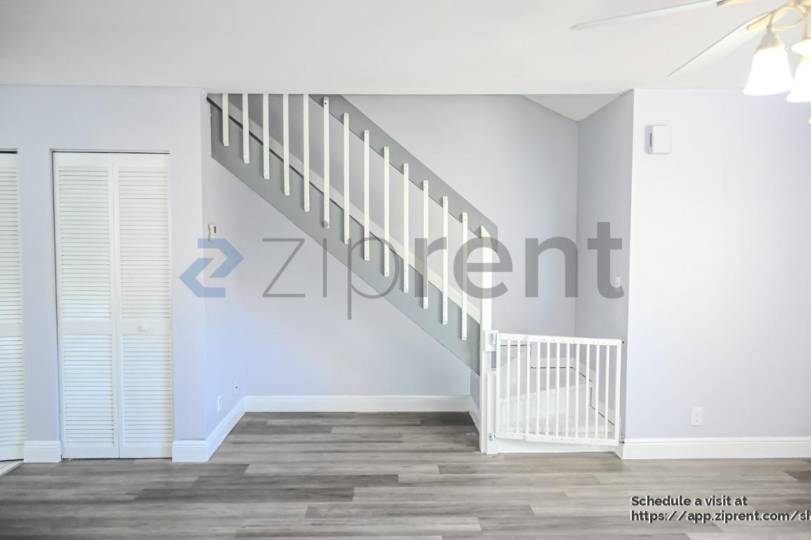 Building Photo - 9761 Riverside Dr