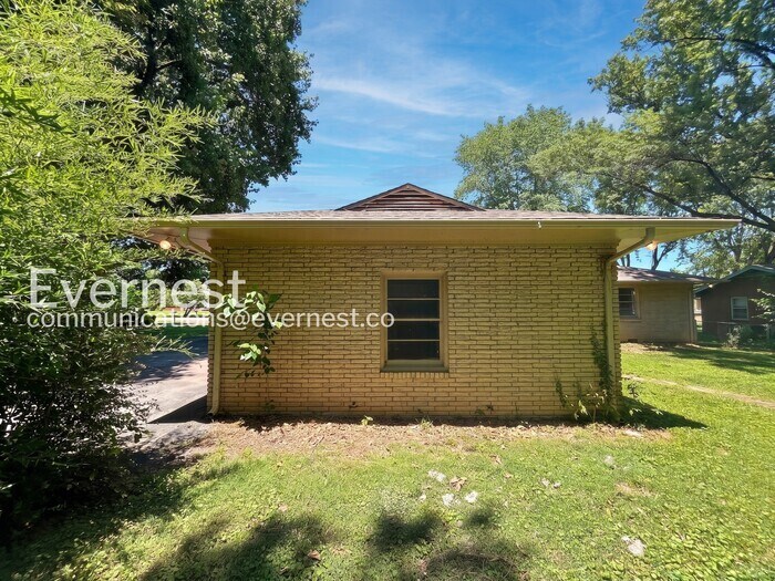 Building Photo - 711 Elliott Dr