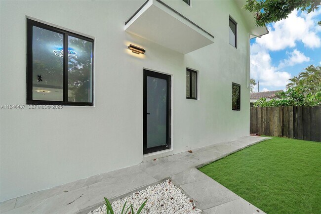 Building Photo - 972 SW 44th Ave