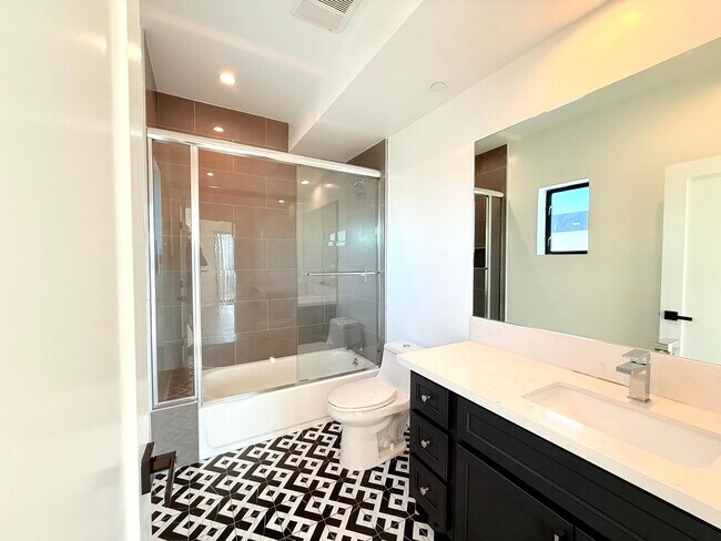 Building Photo - Beautiful Modern Luxury 4 Story Townhome - 4 bed - 3.5 bath with Rooftop Deck in Silver Lake